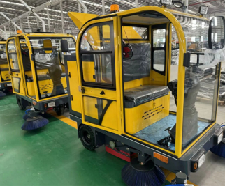 Afrikanischer Kunde besucht Aufsitzkehrmaschine zur Vorführung vor Ort