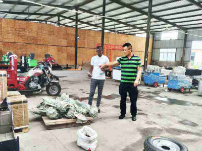 Ivorische Kunden besuchten Keruide, um die Kehrmaschine zu inspizieren und vereinbarten vor Ort eine Kooperationsabsicht