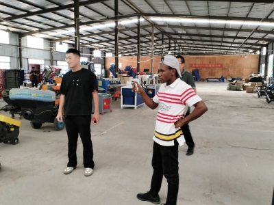 Ghanaischer Kunde besucht Keruide zur Inspektion von Aufsitzkehrmaschinen und sichert sich die Absicht, vor Ort eine Bestellung aufzugeben