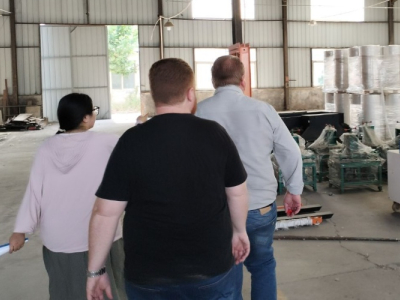 Brasilianischer Kunde besucht Schwermaschinenfabrik von Kereide und unterzeichnet Kaufvertrag für Raupen-Kompaktlader