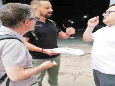 Spanischer Kunde besucht Keruide-Fabrik und bestellt vor Ort selbstentleerende Kehrmaschinen