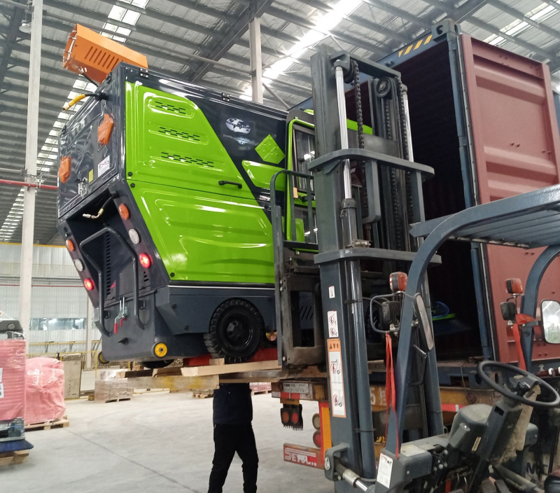 Versand-Update: Kehrmaschine mit vollständiger Schutzverpackung nach Mumbai, Indien, versandt